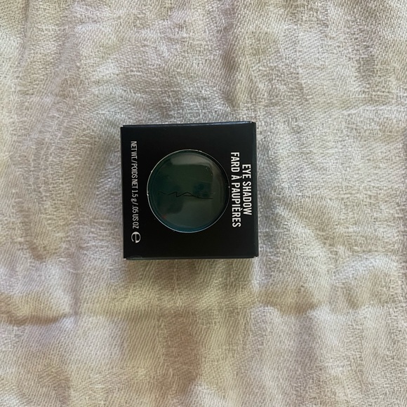 MAC Green Room Satin Eyeshadow - Picture 5 of 7